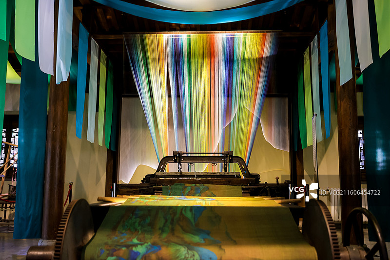 多彩布幔下的复古织布场景图片素材