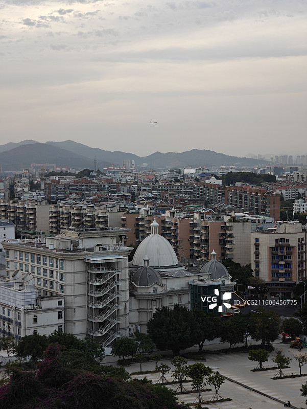即将消失的风景-飞机飞越厦门市湖里区降落高崎机场图片素材