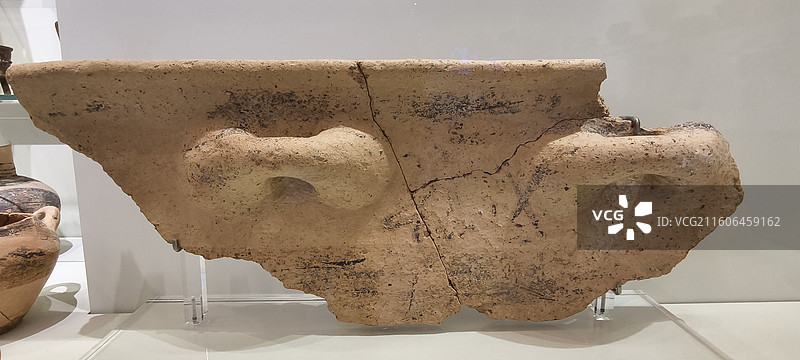 希腊克里特岛～伊拉克利翁考古博物馆-用线形a文字刻写的粘土龙爪碎片图片素材