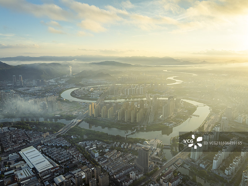 日出时分，航拍台州黄岩永宁公园，永宁江蜿蜒，城市建筑林立，展现壮丽江景与城市风貌。图片素材