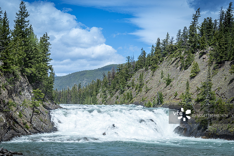 加拿大落基山脉班夫镇弓河瀑布，水流湍急，森林环绕，自然奇观，摄影胜地。图片素材