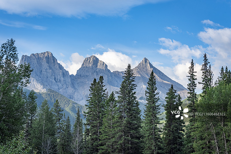 加拿大落基山脉Canmore镇三姐妹峰，巍峨耸立，森林环绕，自然壮丽。图片素材