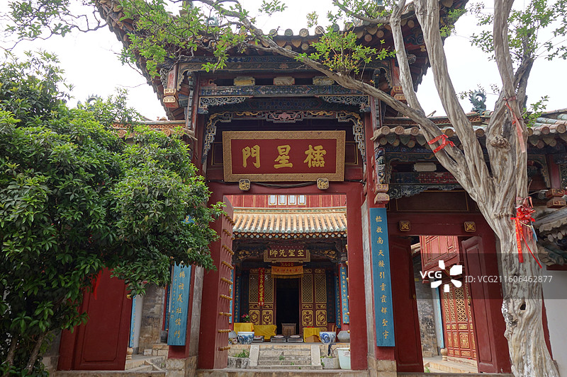 云南省昆明市官渡古镇：官渡少林寺妙湛寺棂星门紫薇古树图片素材