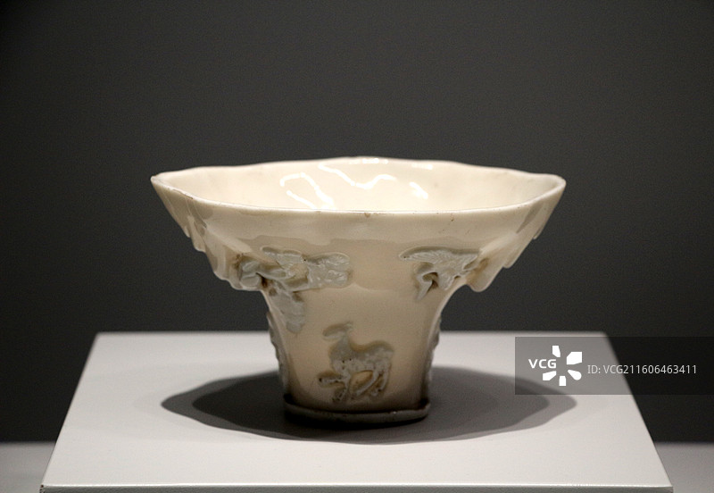 2025-11-21上海博物馆东馆 ——  陶瓷专题馆-白釉贴松鹿纹杯图片素材