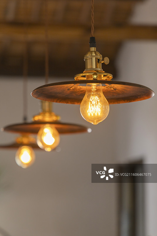 复古黄铜吊灯工业风餐厅灯具温馨氛围图片素材