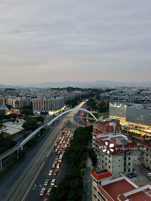 夜幕降临，粉色晚霞下的厦门市湖里区车水马龙长曝光图片素材