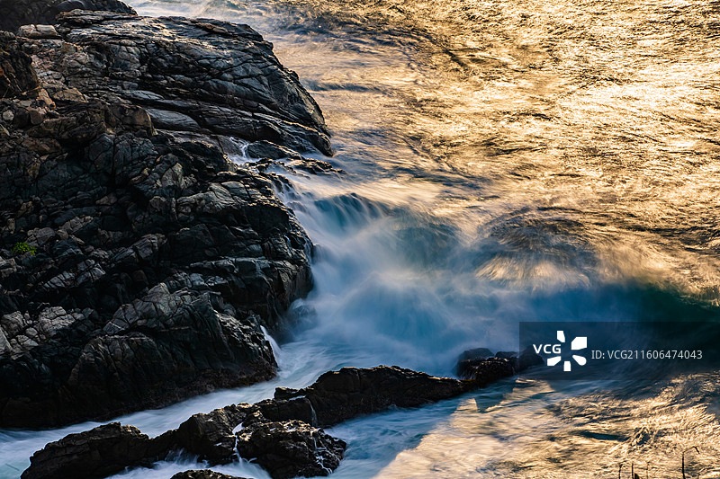 三亚太阳湾观大海清晨的浪花图片素材