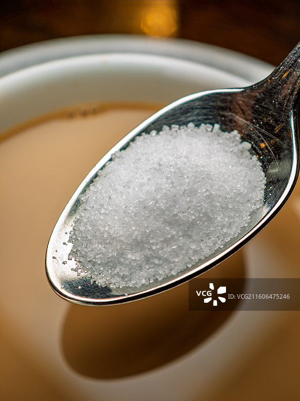 往一杯咖啡加入一勺白砂糖图片素材