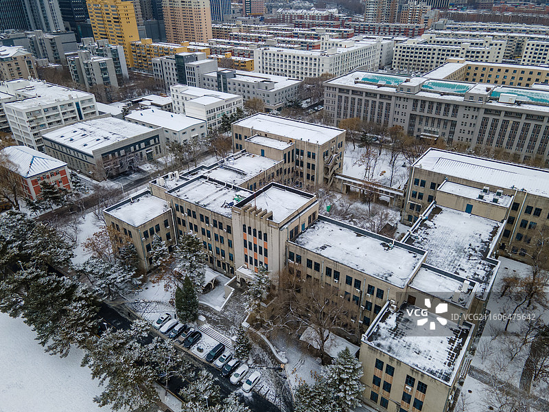 东北大学2025入冬初雪航拍景色图片素材