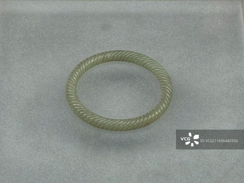 厦门华侨博物馆藏清白玉扭丝纹镯图片素材