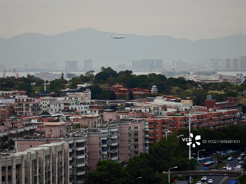 即将消失的风景-飞机飞越厦门市湖里区降落高崎机场图片素材