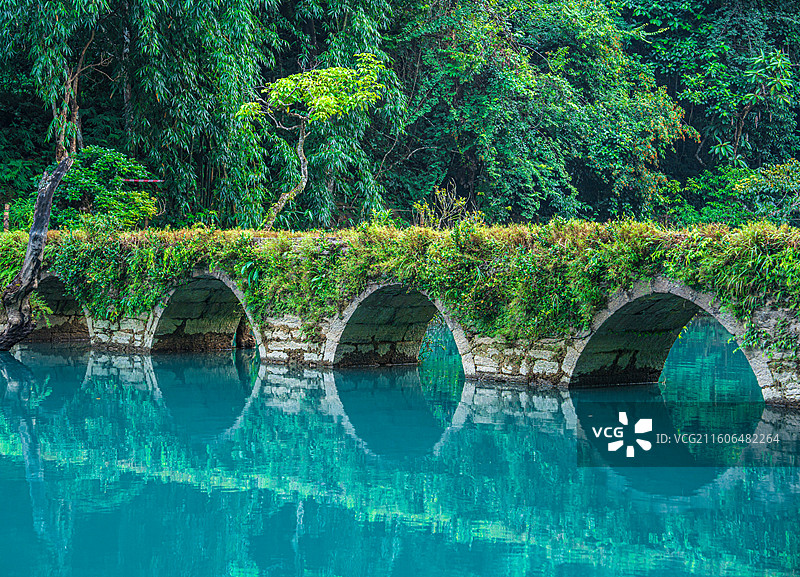 荔波小七孔 贵州黔南 小七孔桥 绿宝石湖面 山水如画 人间天堂 世界自然遗产图片素材