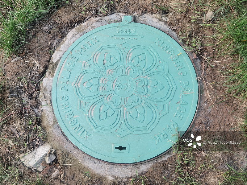 陕西省西安市碑林区兴庆宫公园兴庆湖：特色井盖图片素材