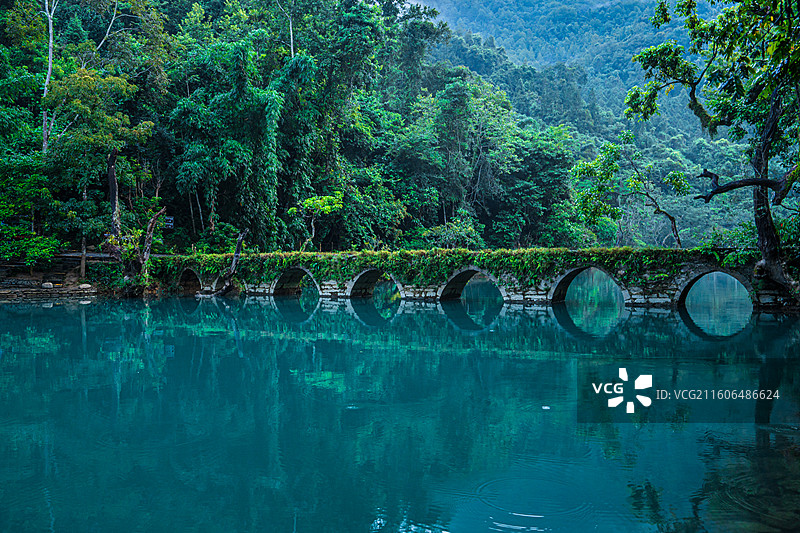 荔波小七孔 贵州黔南 小七孔桥 绿宝石湖面 山水如画 人间天堂 世界自然遗产图片素材