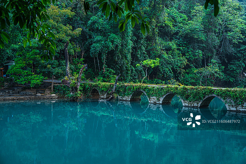 荔波小七孔 贵州黔南 小七孔桥 绿宝石湖面 湖面倒影 山水如画 人间天堂 世界自然遗产图片素材