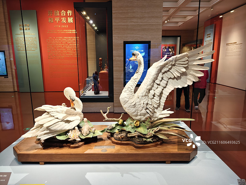 美国前总统尼克松赠送给毛主席的瓷塑天鹅图片素材