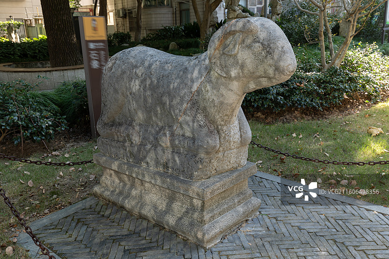 上海徐汇区 光启公园内的石像生（非徐光启墓原物，2003年从浦东南码头街道幸福村卫家宅明乔氏墓迁来）图片素材