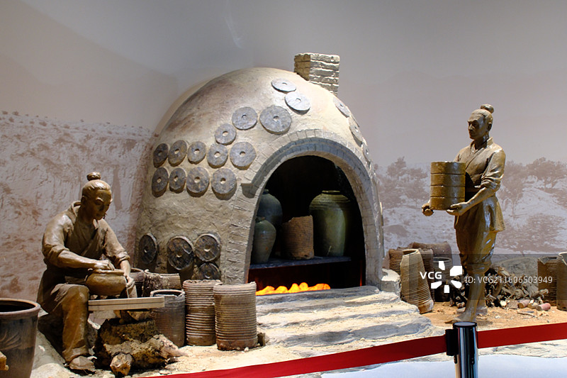 石家庄博物馆古代瓷器人物。白瓷粉彩牧童骑牛吹笛图片素材