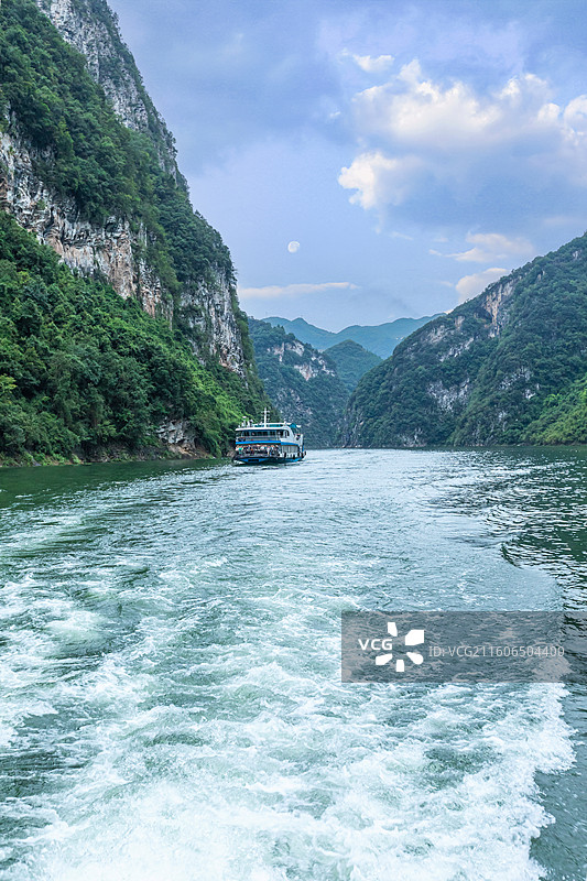 巴东县神农溪青山绿水间的自然景观图片素材
