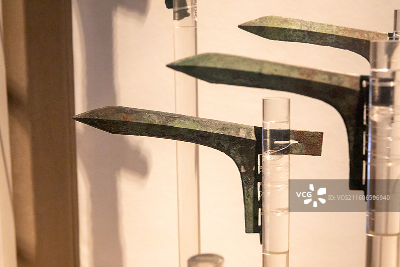 镇江博物馆青铜戈1987年江苏丹徒速壁新竹青龙山出土图片素材