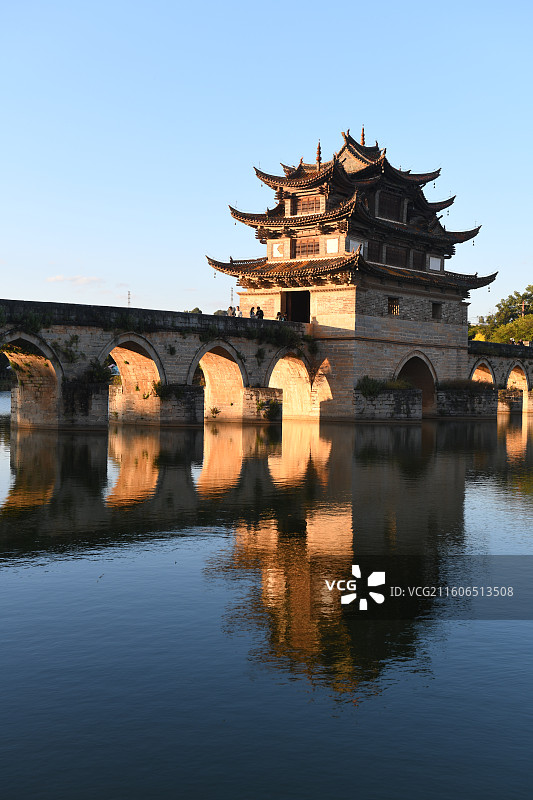 云南建水双龙桥·金光穿孔3  云南建水双龙桥‌，又名十七孔桥，位于云南省红河州‌建水县。图片素材