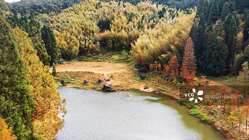 信宜钱排镇鹿湖顶重点自然保护区早晨秋景航拍风光图片素材