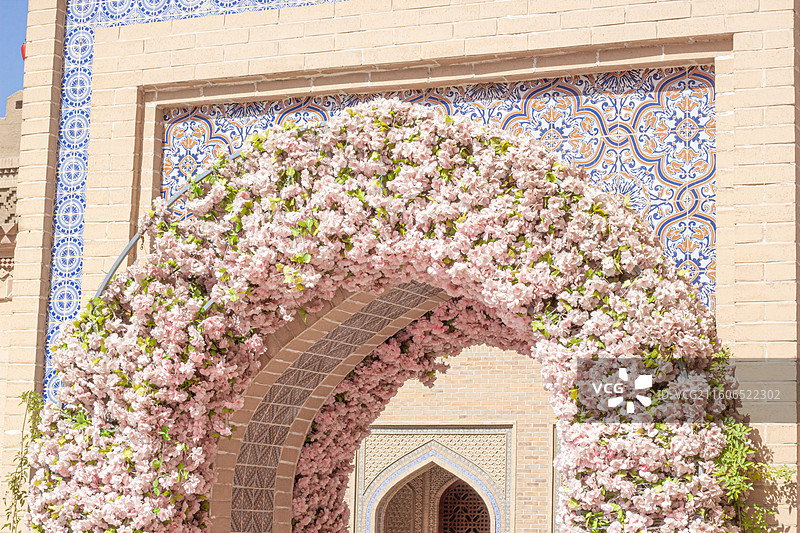 新疆喀什地区莎车县 非遗博览园 粉色花朵拱门图片素材