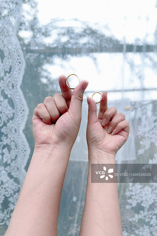 结婚新人手持对戒充满爱意素材图片素材