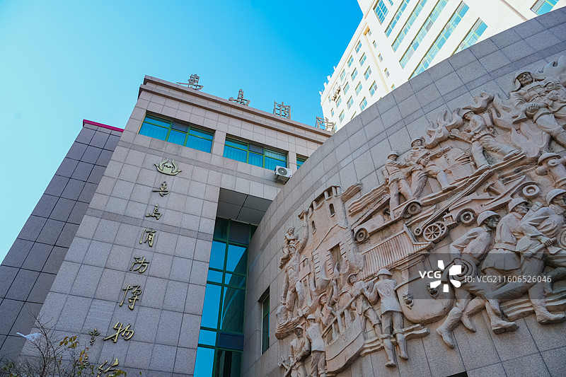 山东省青岛市青岛消防博物馆外立面的浮雕图片素材