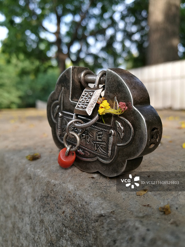 老银长命百岁花卉锁饰品。老物件古董。双喜。老银链。户外特写图片素材