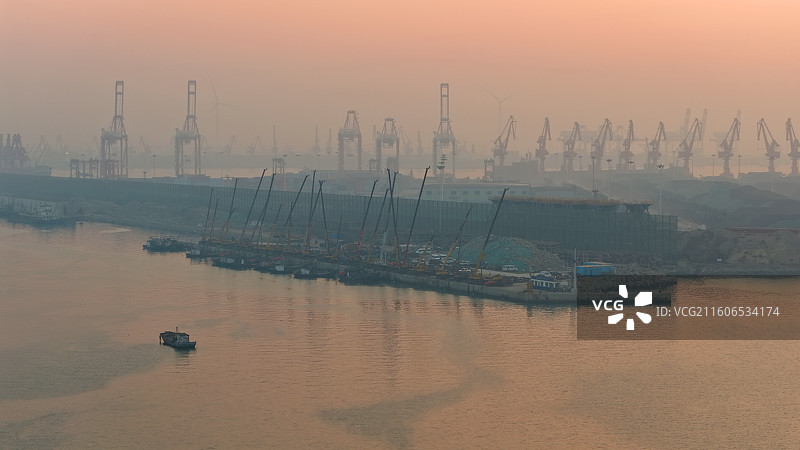 2025年11月22日，清晨，山东省日照市岚山环海渔港朝霞漫天，一艘渔船驶离港口奔赴大海。图片素材