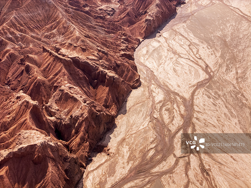 航拍新疆拜城五彩山：阿克苏雅丹地貌的绚丽色彩与大地纹理图片素材