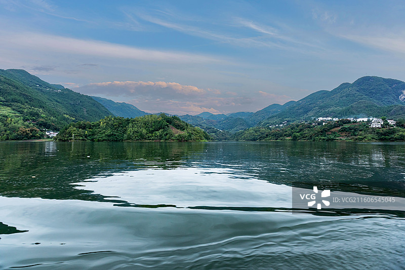 恩施巴东县神农溪青山绿水间的秀丽风光图片素材