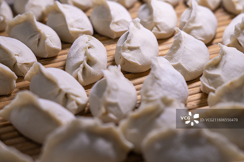 东北人家 家常版 父母包饺子图片素材