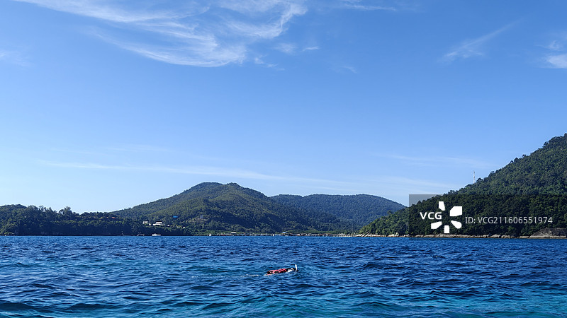 浪中岛海滩日落和鲨鱼图片素材