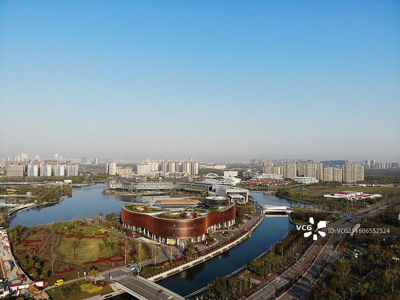 上海奉贤新城城市风光，奉贤博物馆与奉贤新城城市天际线，地标性建筑图片素材