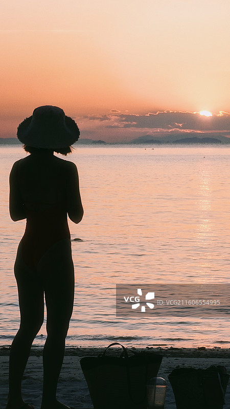 浪中岛海滩日落和鲨鱼图片素材