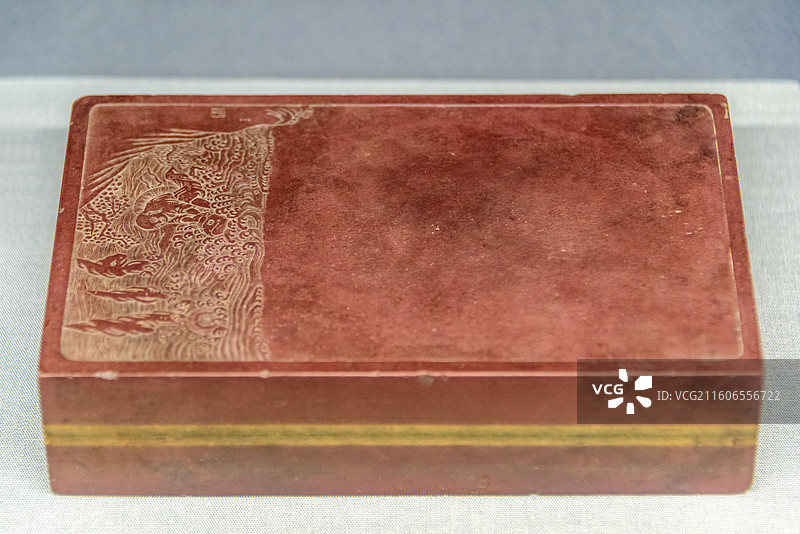 中国广西壮族自治区博物馆馆藏清乾隆刘海戏蟾图紫石砚图片素材