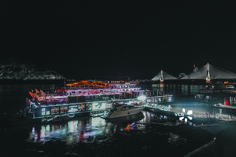 湖北省宜昌市，夷陵长江大桥，磨基山森林公园，长江一号，长江，长江夜景，夷陵长江大桥夜景，邮轮，客船，图片素材