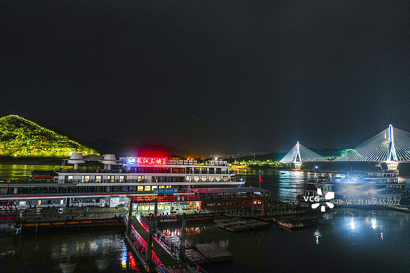 湖北省宜昌市，夷陵长江大桥，磨基山森林公园，长江一号，长江，长江夜景，夷陵长江大桥夜景，邮轮，客船，图片素材