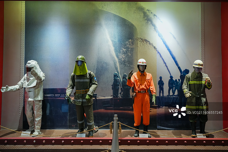 消防服装：（左起）隔热服  97式消防战斗服  抢险救援服  97式消防指挥服 青岛消防博物馆展品图片素材