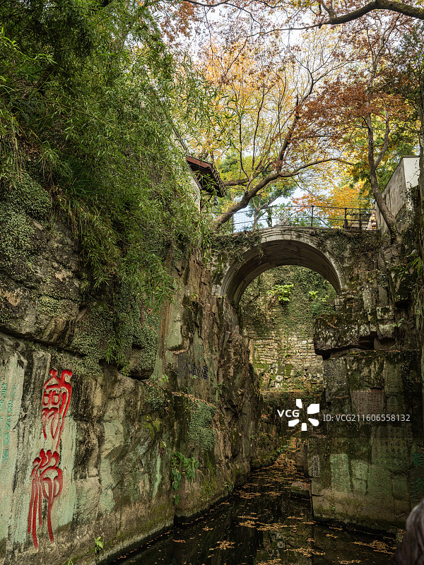 虎丘山剑池峡谷与石壁题刻秋色图片素材