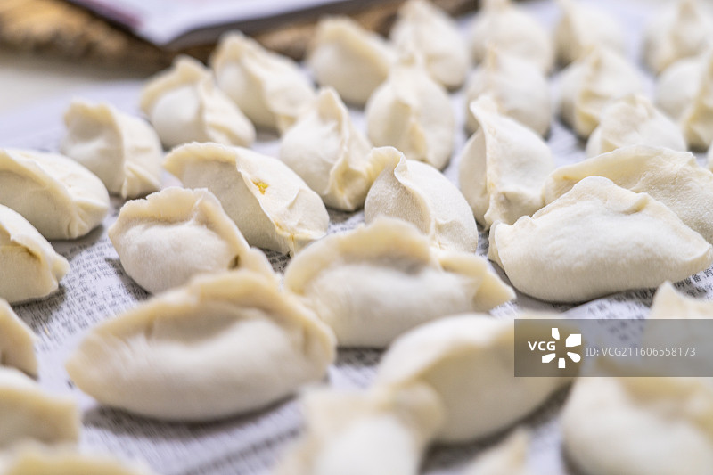 东北人家 家常版 父母包饺子图片素材