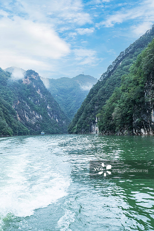 巴东县神农溪青山绿水间的自然景观图片素材