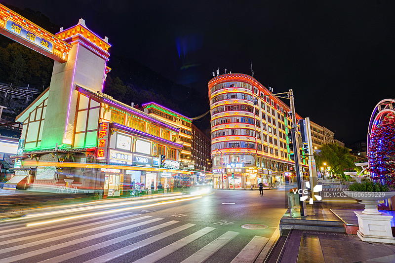 四川甘孜州康定溜溜城夜景图片素材