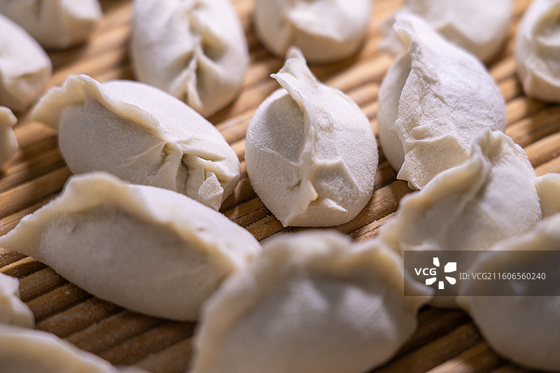 东北人家 家常版 父母包饺子图片素材