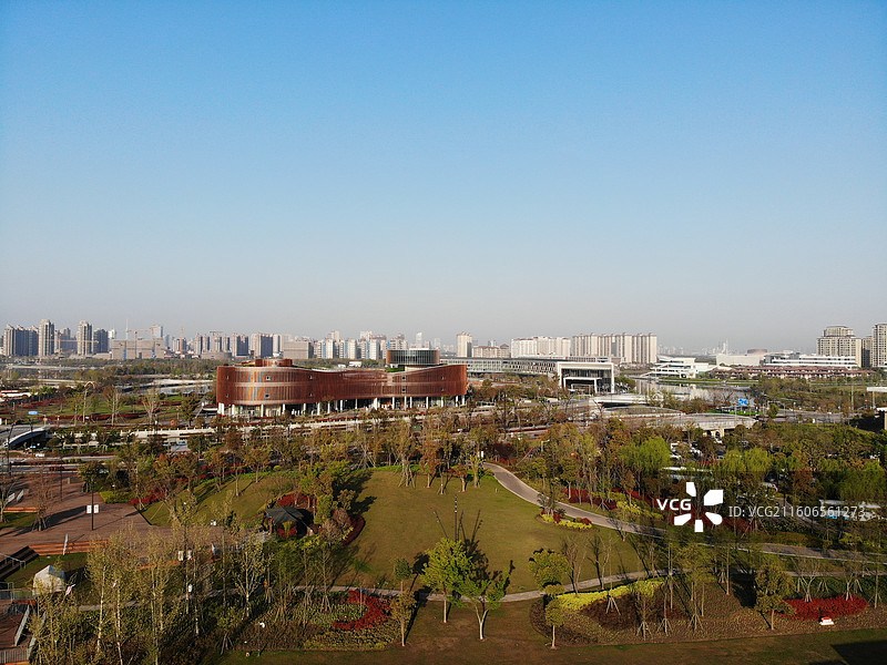 上海奉贤新城城市风光，奉贤博物馆与奉贤新城城市天际线，地标性建筑图片素材