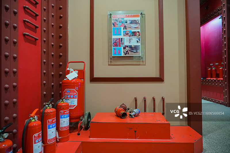 消防设施展厅   灭火器  山东省青岛市青岛消防博物馆展品图片素材