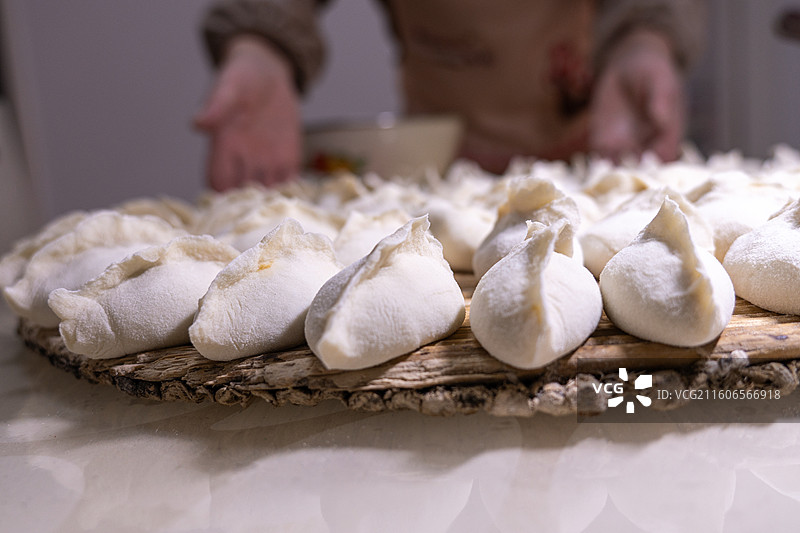 东北人家 家常版 父母包饺子图片素材