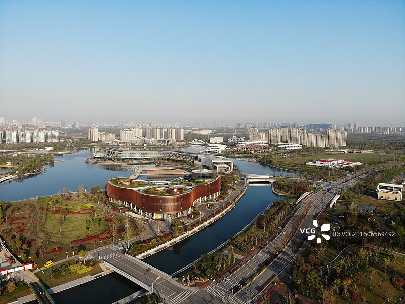 上海奉贤新城城市风光，奉贤博物馆与奉贤新城城市天际线，地标性建筑图片素材